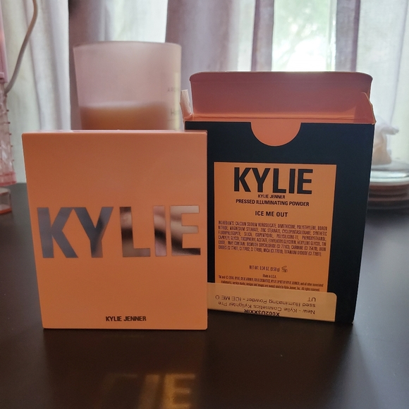 KYLIE JENNER (ICE ME OUT) ILLUMINATING POWDER - Picture 3 of 6